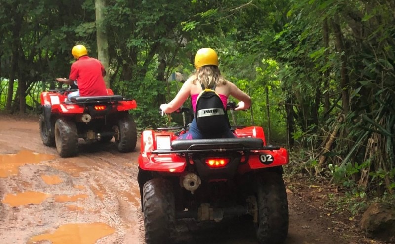 Parada do passeio de quadriciclo no Rio Pojuca para banho refrescante